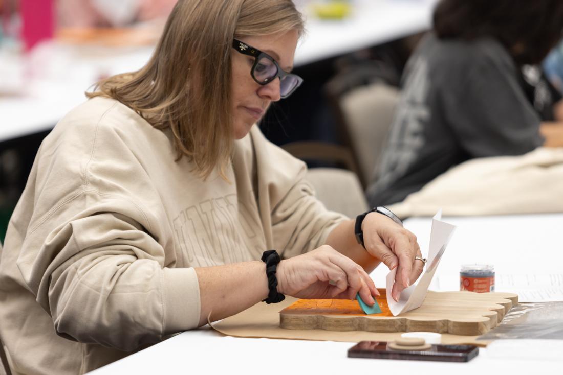 Crafters using Scorch Marker products at the Pinners Conference