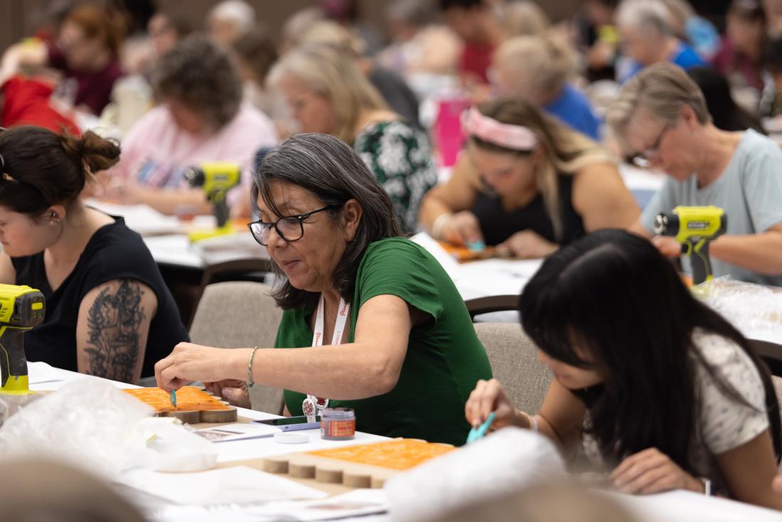 Crafters using Scorch Marker products at the Pinners Conference
