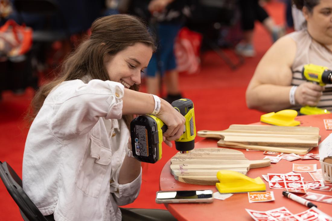Crafters using Scorch Marker products at the Pinners Conference